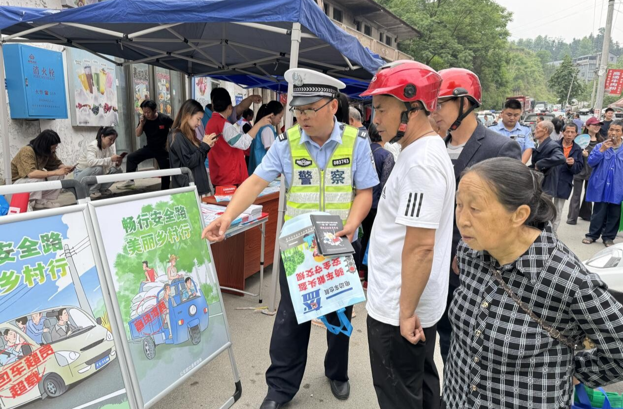 芷江交警全力开展道路交通安全进农村宣传