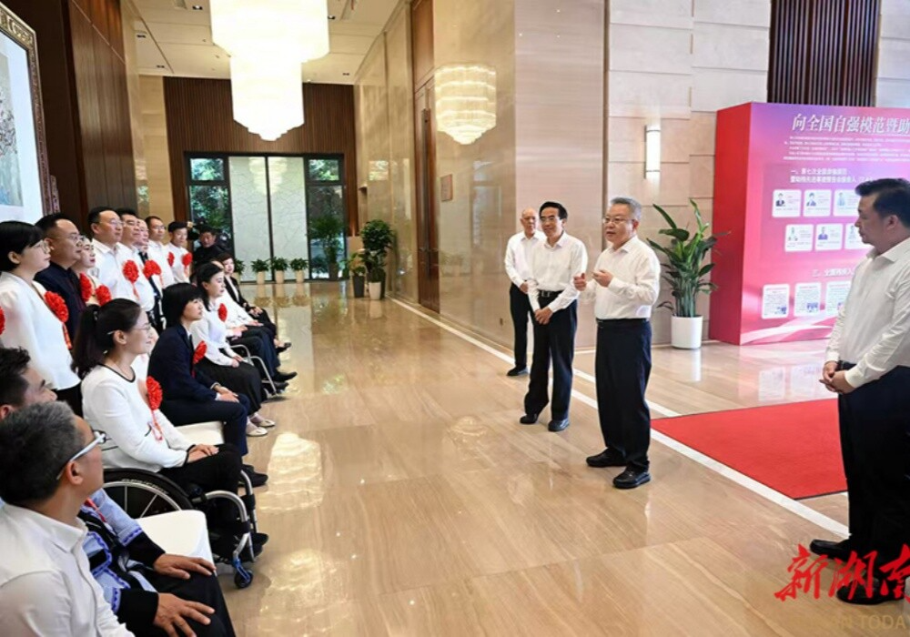 第七次全国自强模范暨助残先进事迹报告会在长举行