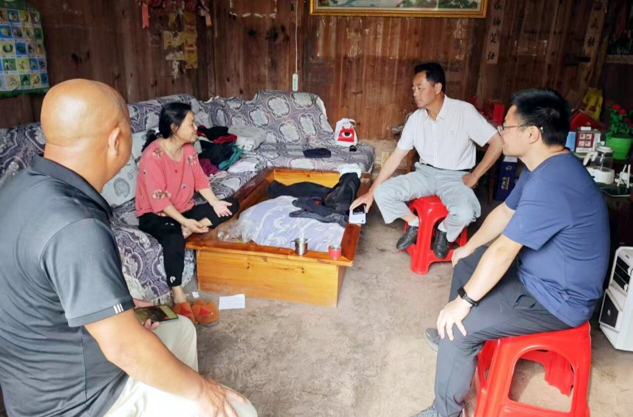 岩桥镇开展困难群众入户走访活动