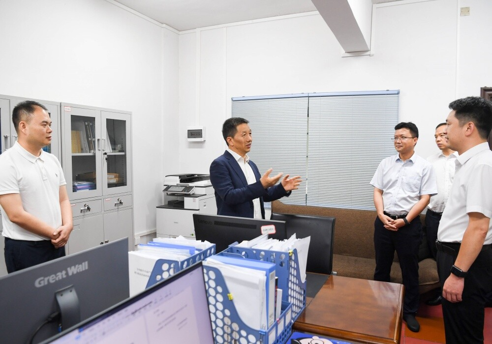 许忠建调研市直有关单位学习教育开展情况