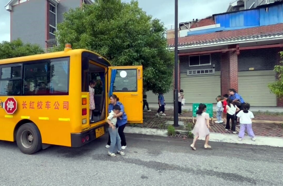 芷江：开展校车安全应急演练 筑牢学生出行安全防线