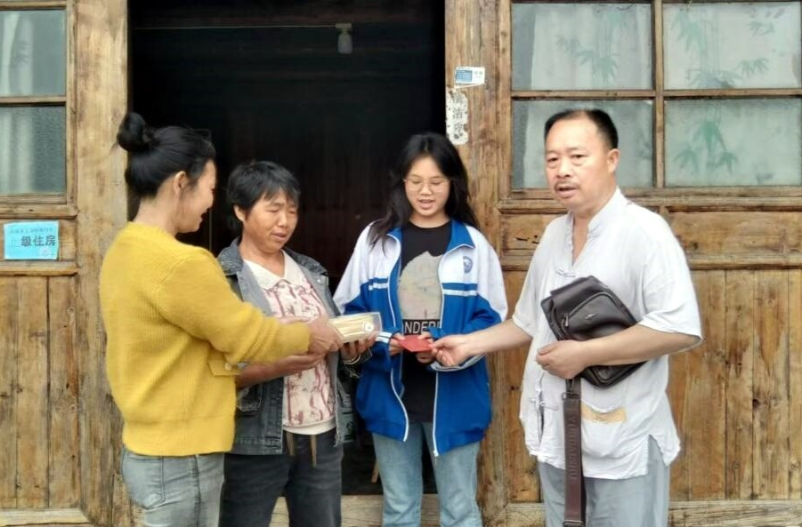 岩桥镇开展“六一”慰问困境儿童活动