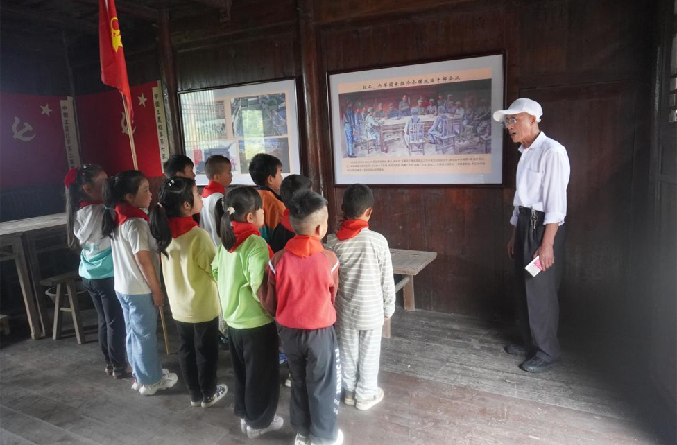 县人大常委会关工委与冷水铺小学全体师生共同开展庆六一儿童节暨“关爱祖国未来，呵护少年儿童”主题活动