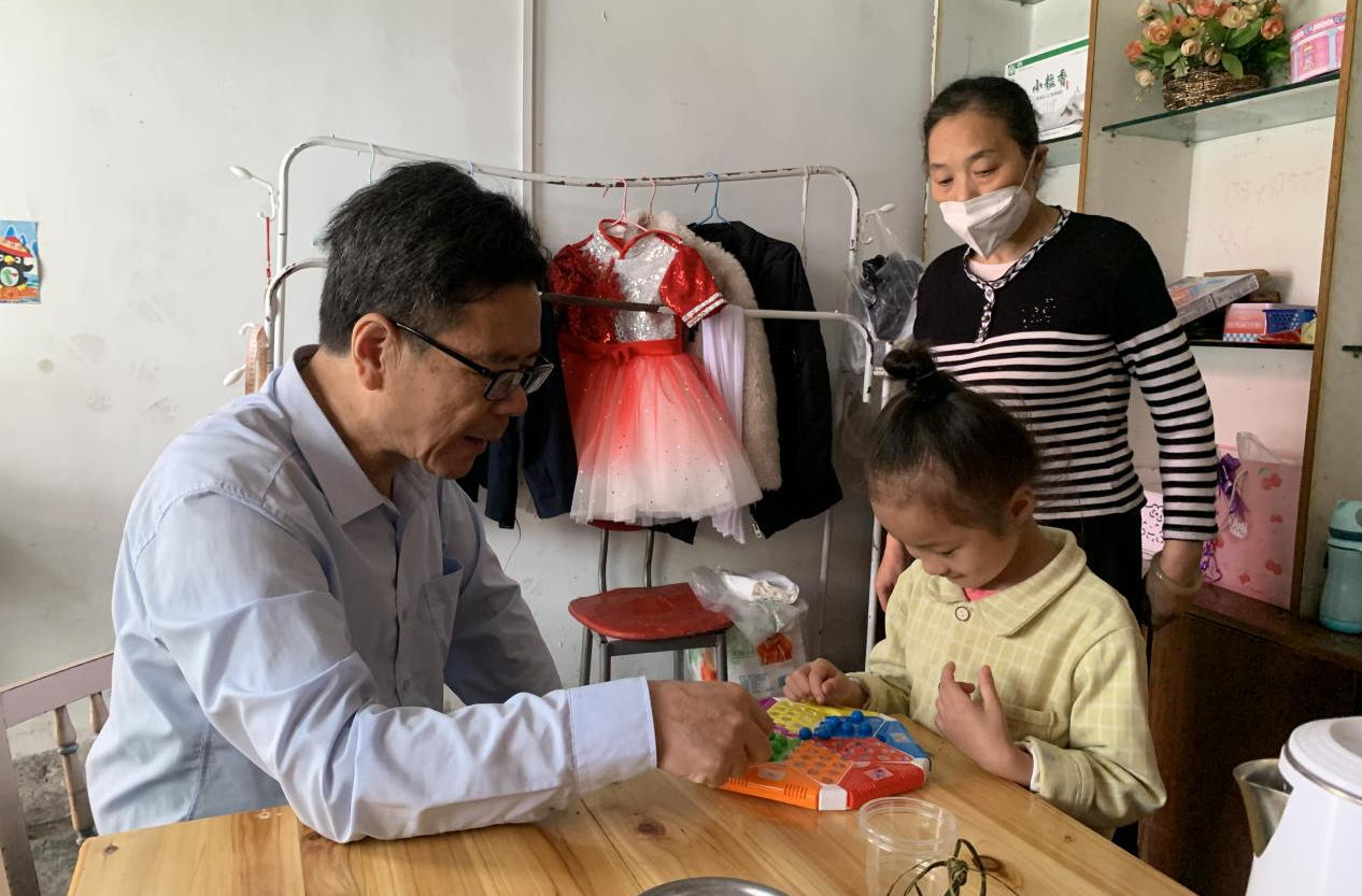 芷江关工委开展“六一”困境儿童走访慰问活动