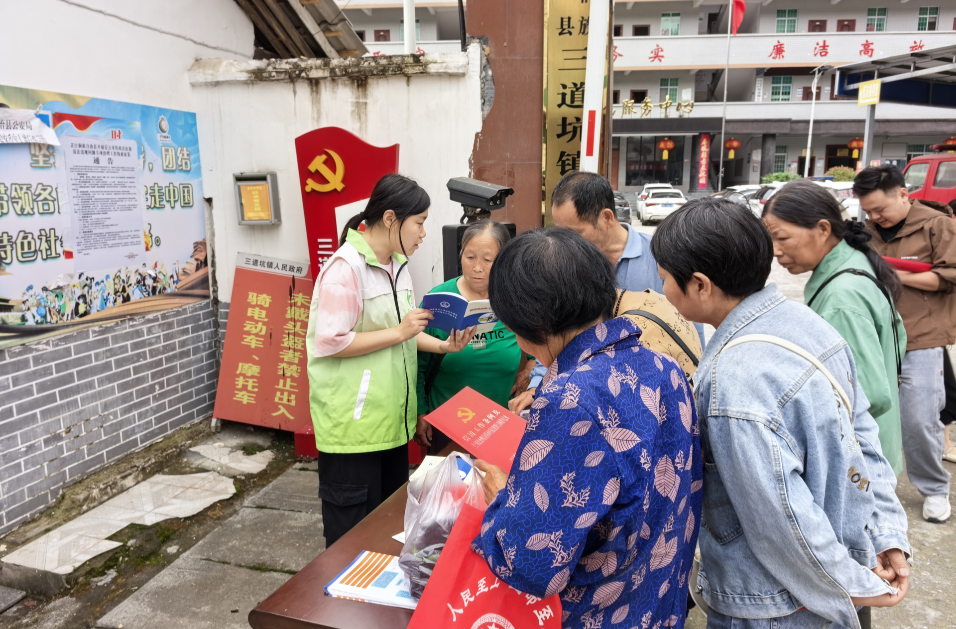三道坑镇开展《信访工作条例》宣传活动
