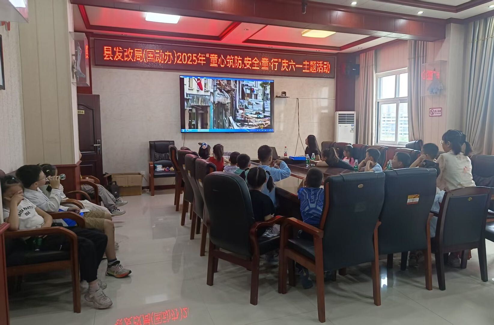 芷江发展和改革局（国动办）开展“童心筑防，安全‘童’行”六一主题活动