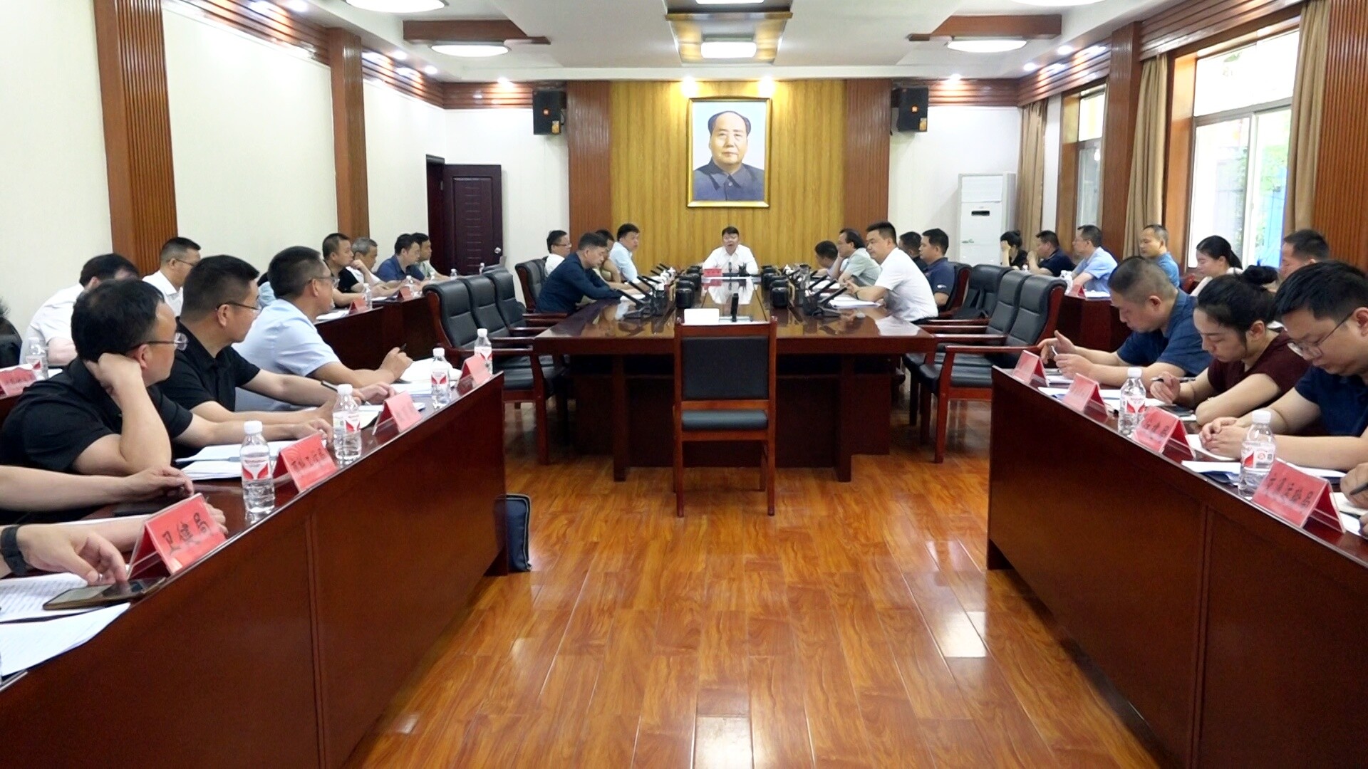 梁志平主持召开2025年县总河长会议