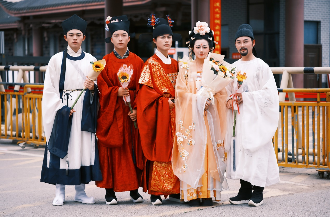 古风送考添暖意！芷江高考考场外汉服爱好者暖心接考