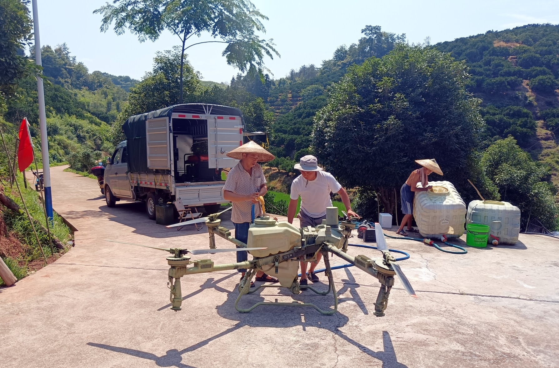 晓坪乡：	科技助农展新翼，“大飞机”飞进“小山村”