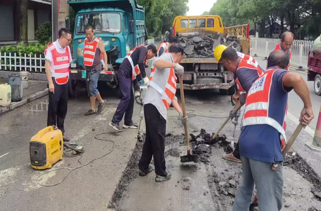 芷江公路建设养护中心抢修坑槽 守护汛期道路安全