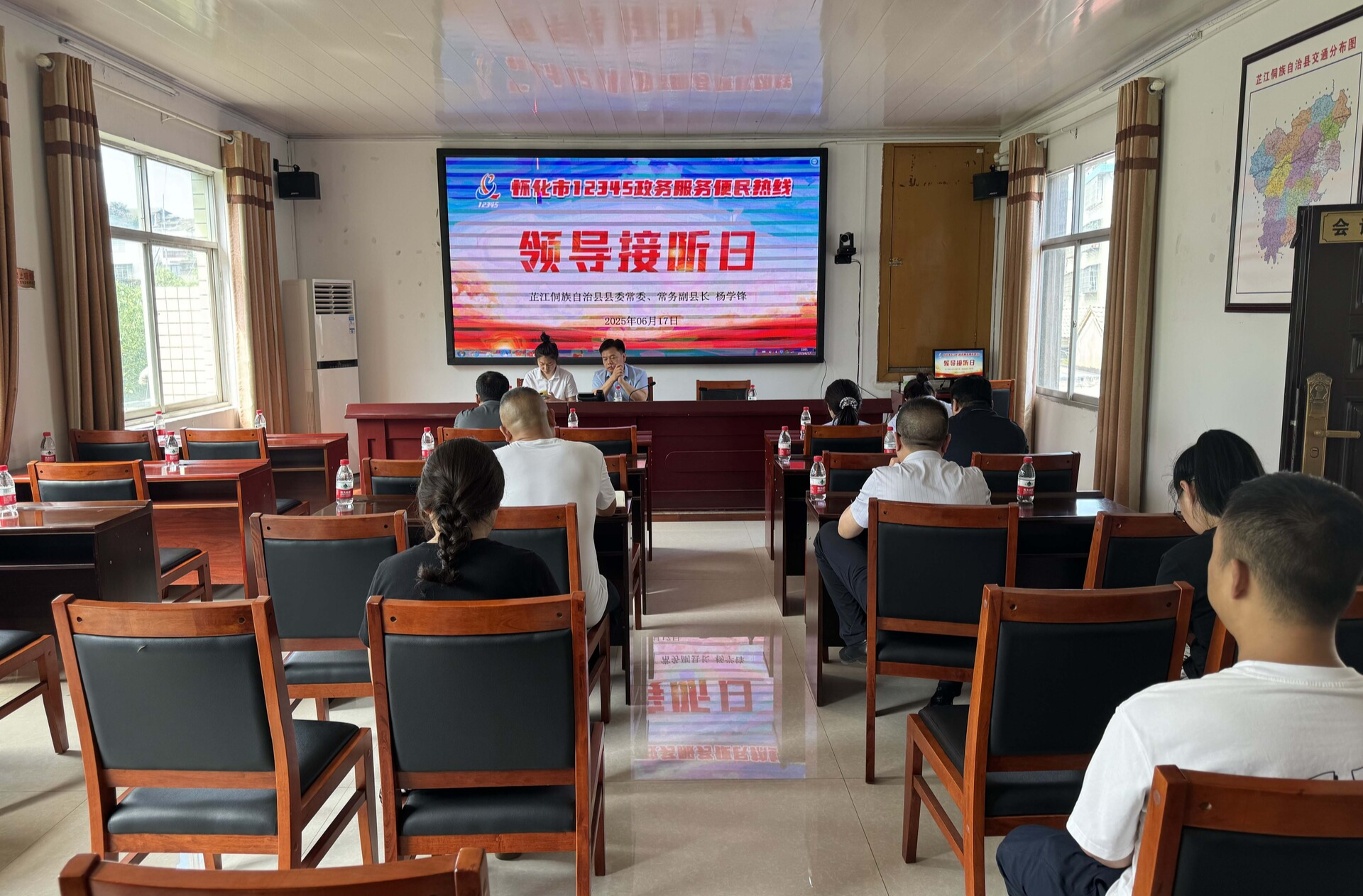 县委常委、常务副县长杨学锋接听12345热线 直面群众诉求
