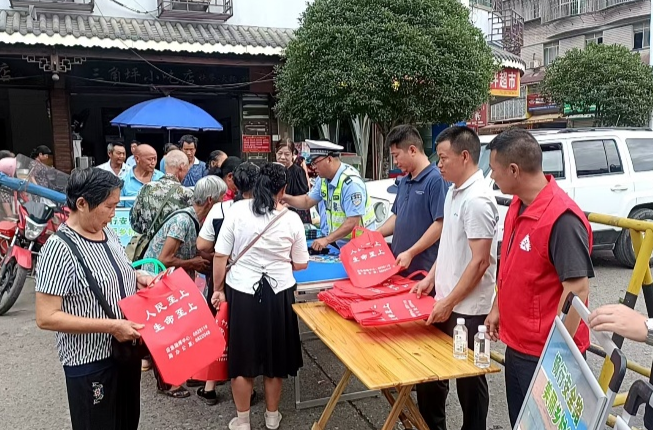 罗旧镇“政务+安全”服务进集市 惠民政策与安全知识“零距离”送上门