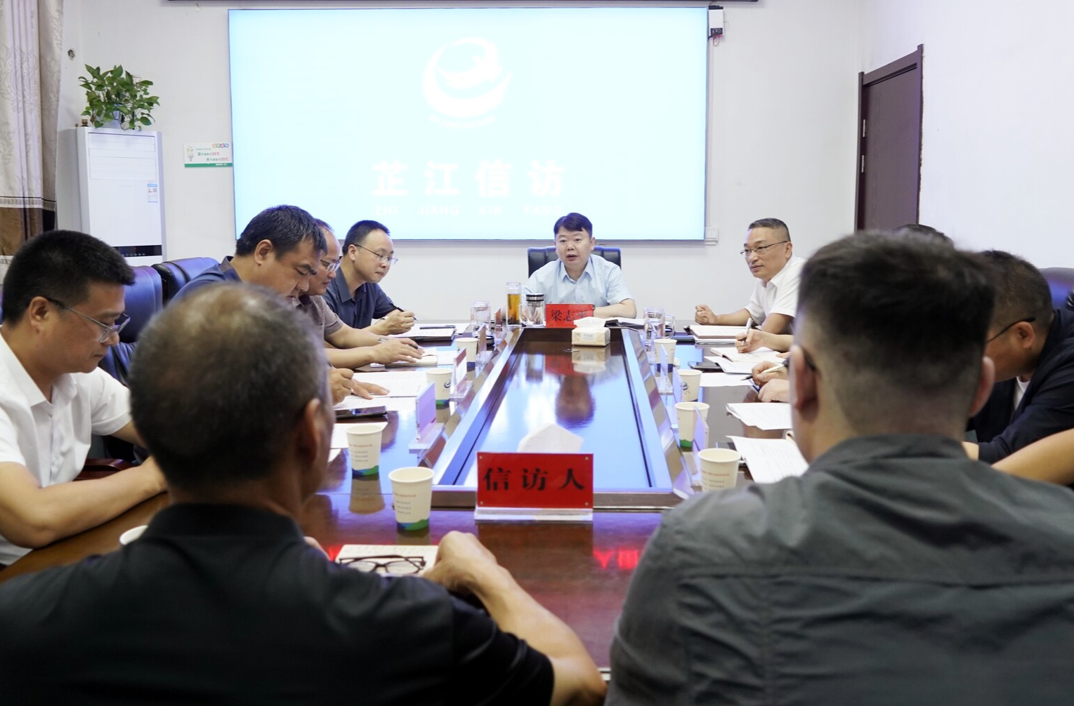 梁志平在县信访局约访接访，并调度重复信访重点事项及中央巡视信访交办件办理情况