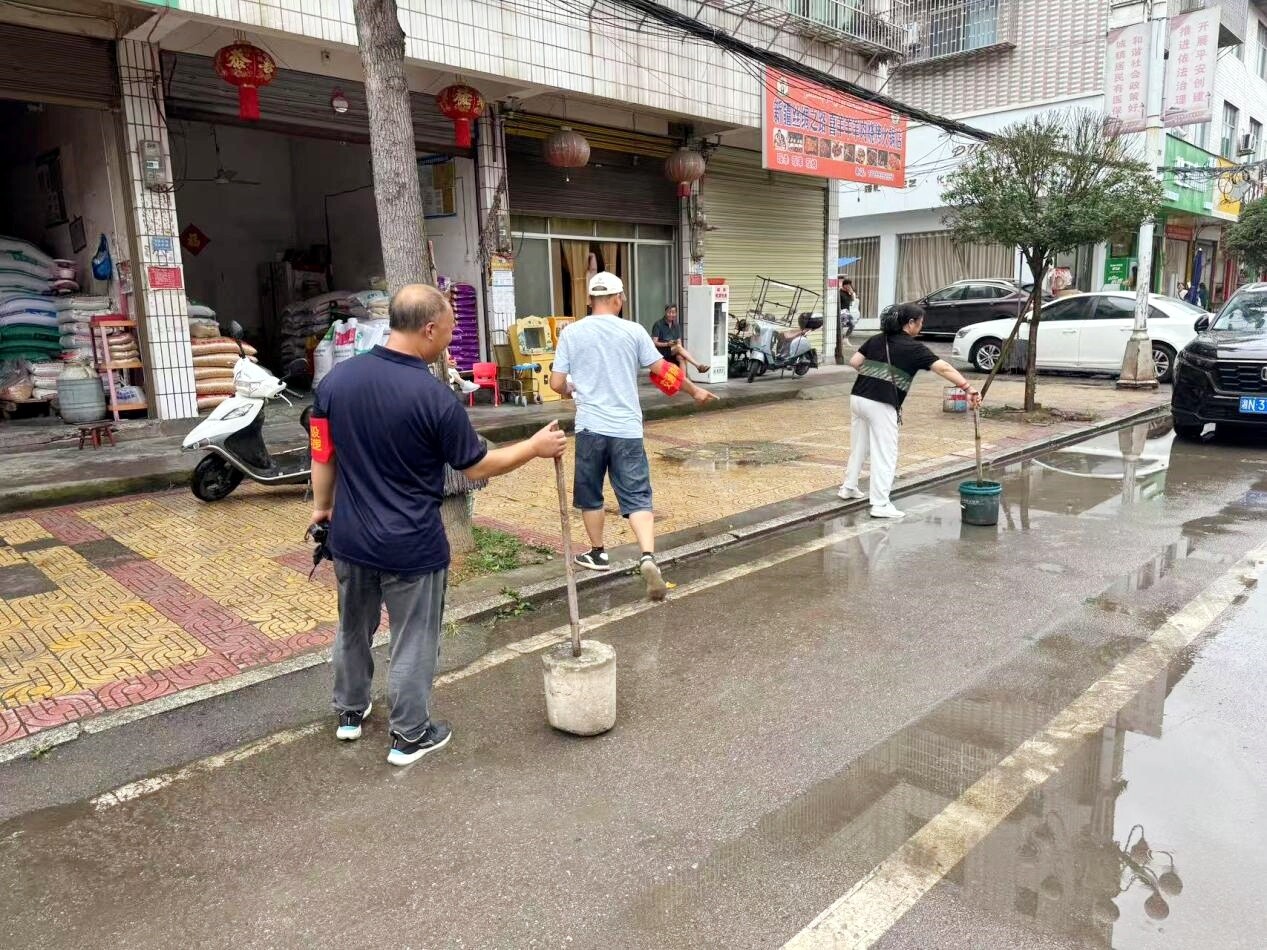 新店坪镇集中整治违规占用公共停车位行为