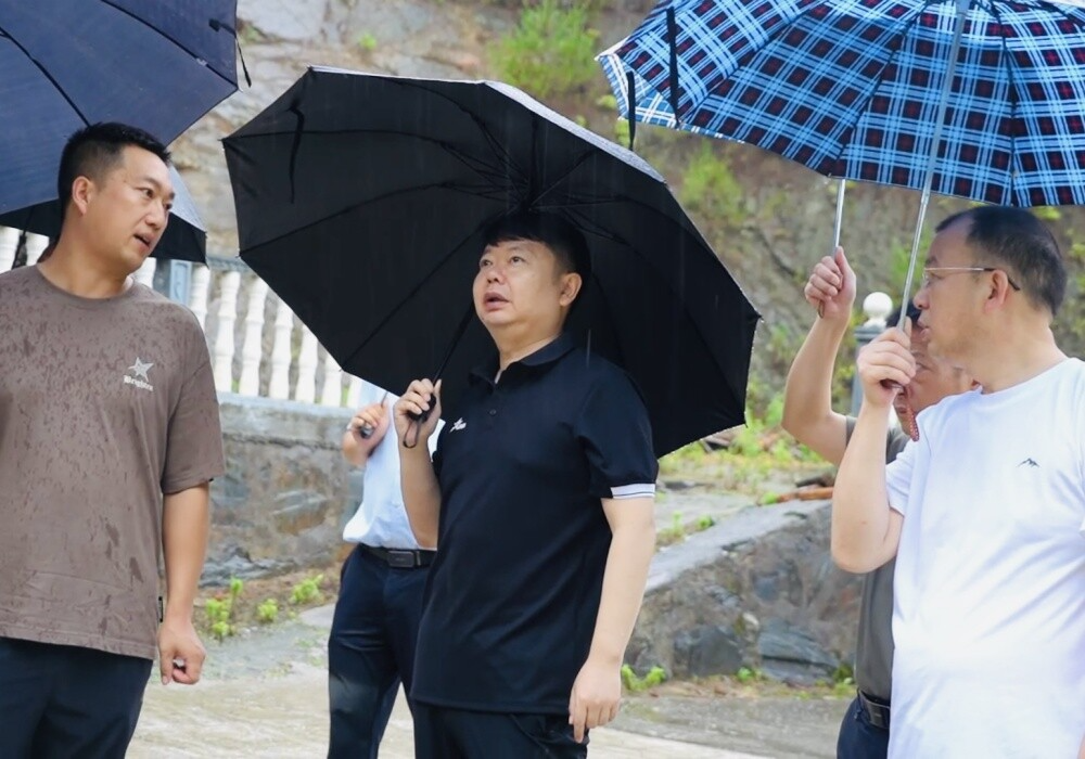 梁志平在三道坑镇督导防汛及地质灾害防治工作