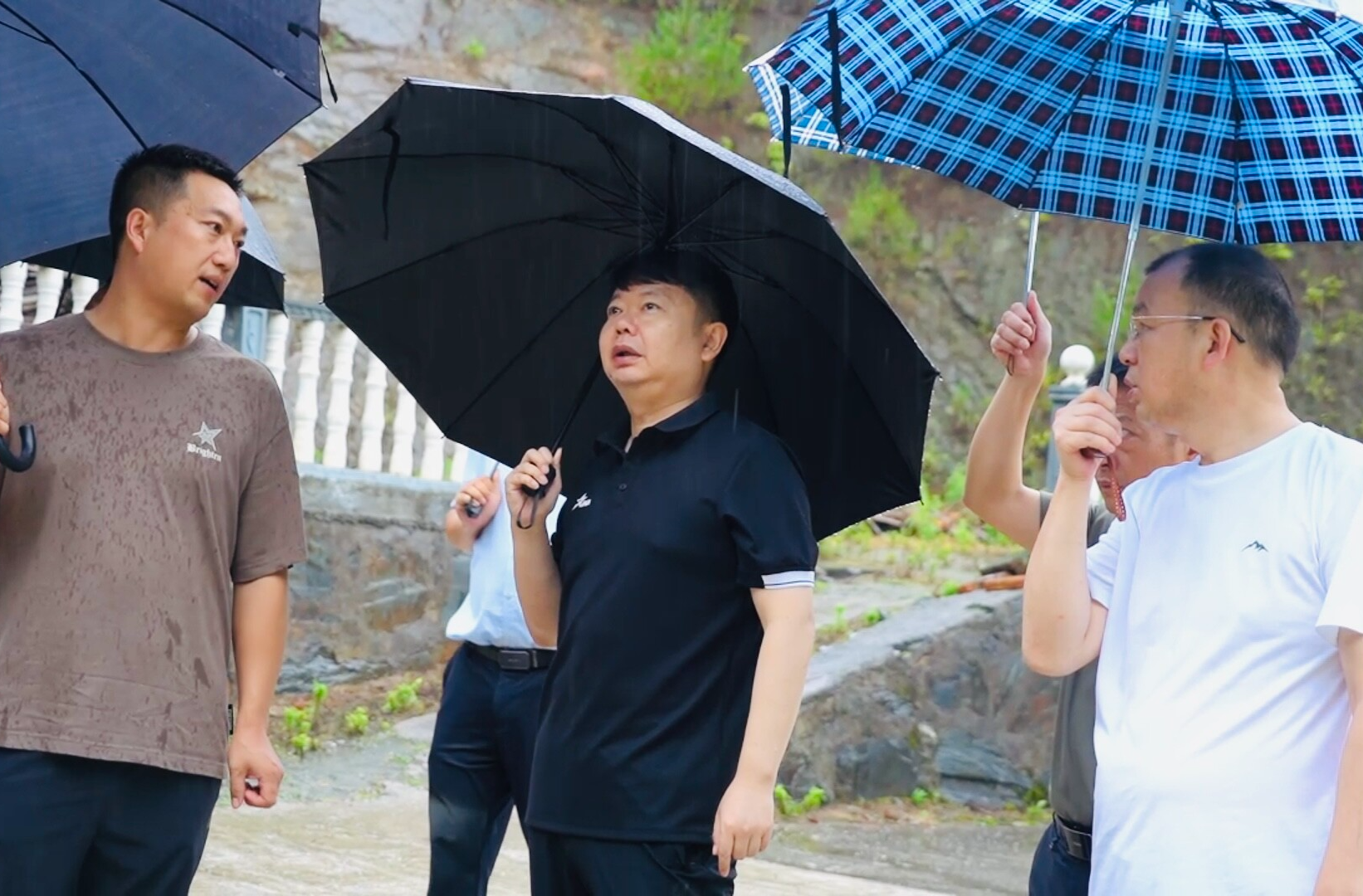 梁志平在三道坑镇督导防汛及地质灾害防治工作
