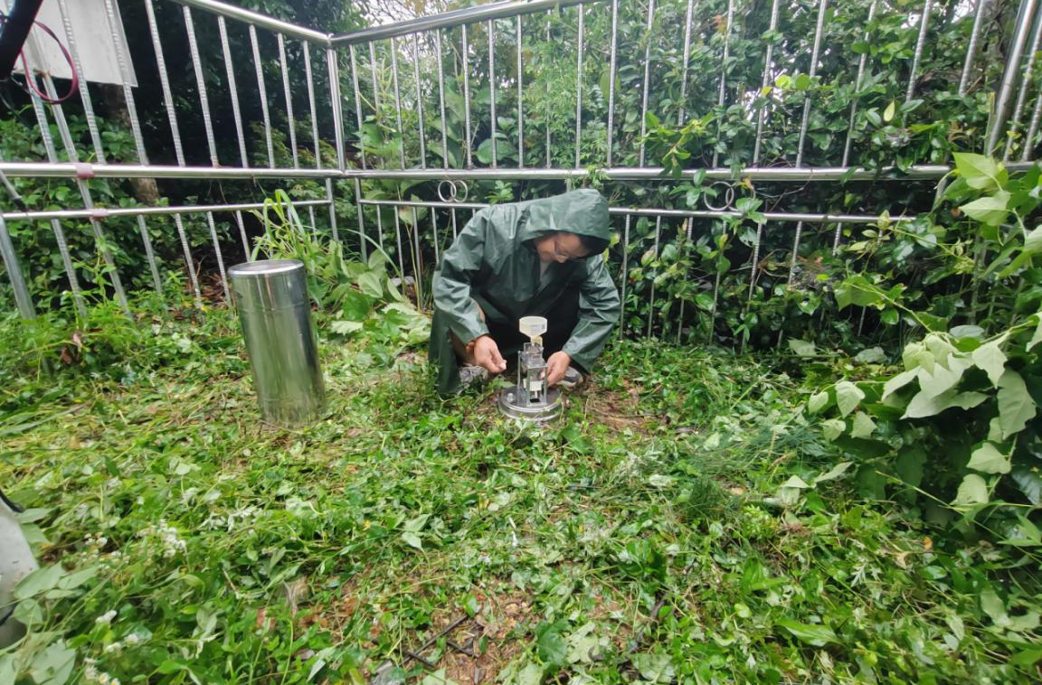 芷江：冒雨抢修区域气象站 保障防汛监测数据准确