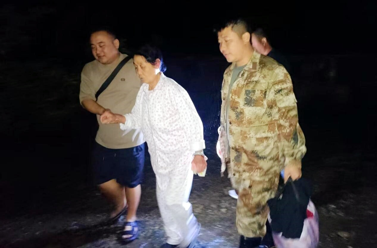 罗旧镇：六小时温情劝导 独居老人安全转移