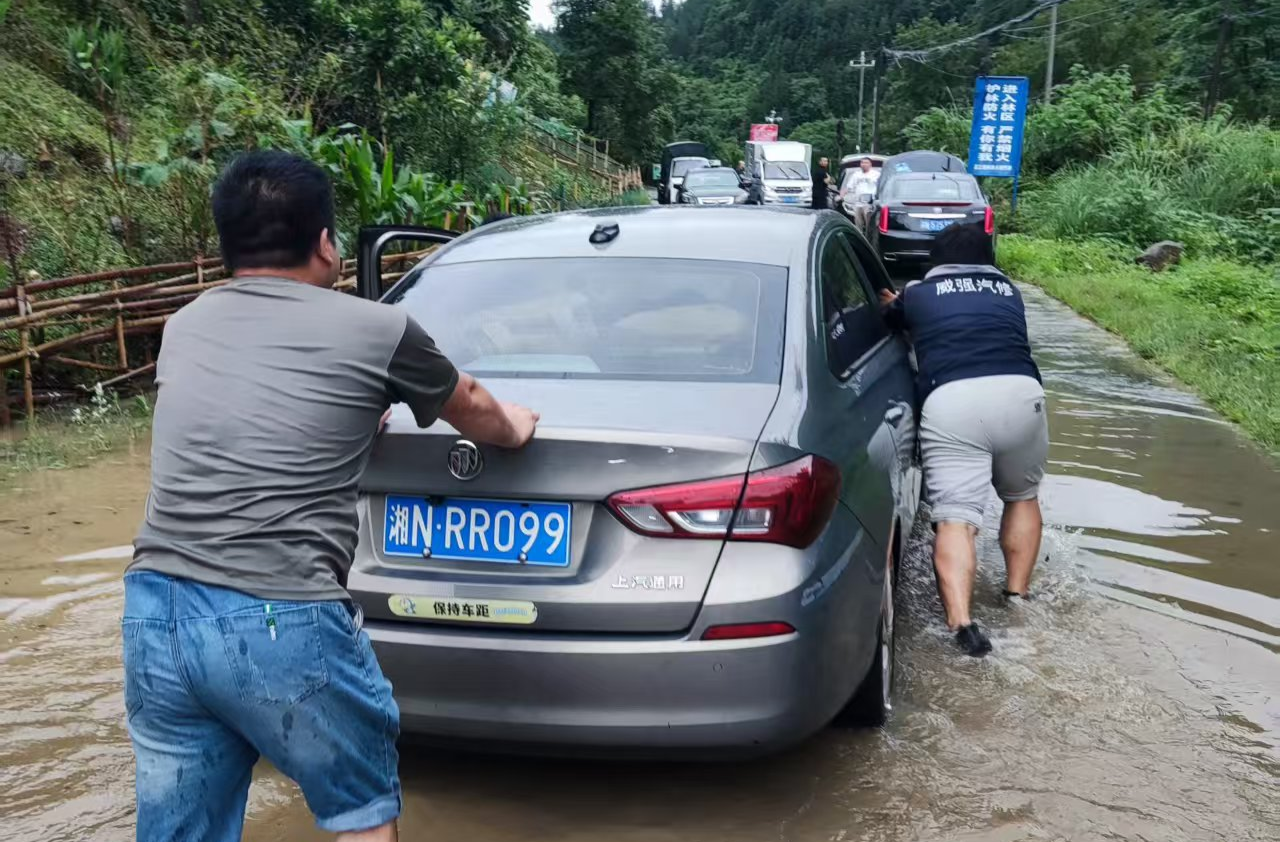風(fēng)雨同舟護(hù)家園：碧涌鎮(zhèn)干群齊心打贏防汛攻堅(jiān)戰(zhàn)