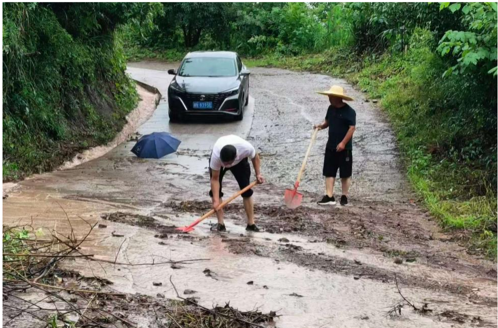 公坪镇党员干部积极应对强降雨险情
