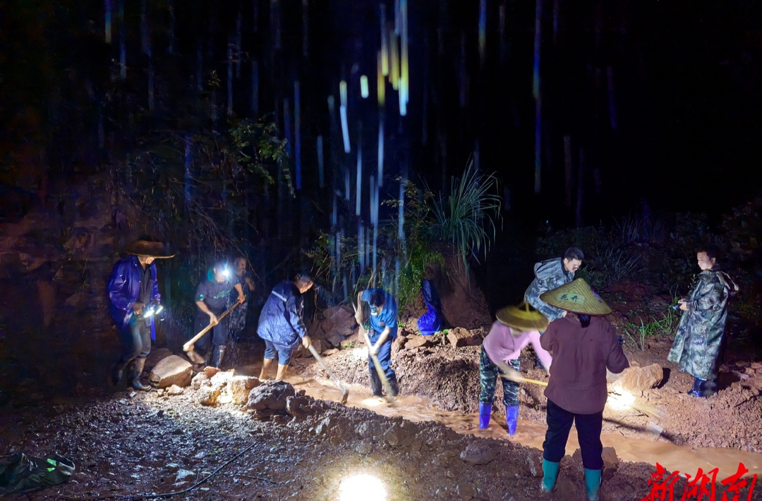 在暴雨中争分夺秒——怀化干群齐心迎战强降雨一线直击@湖南日报头版