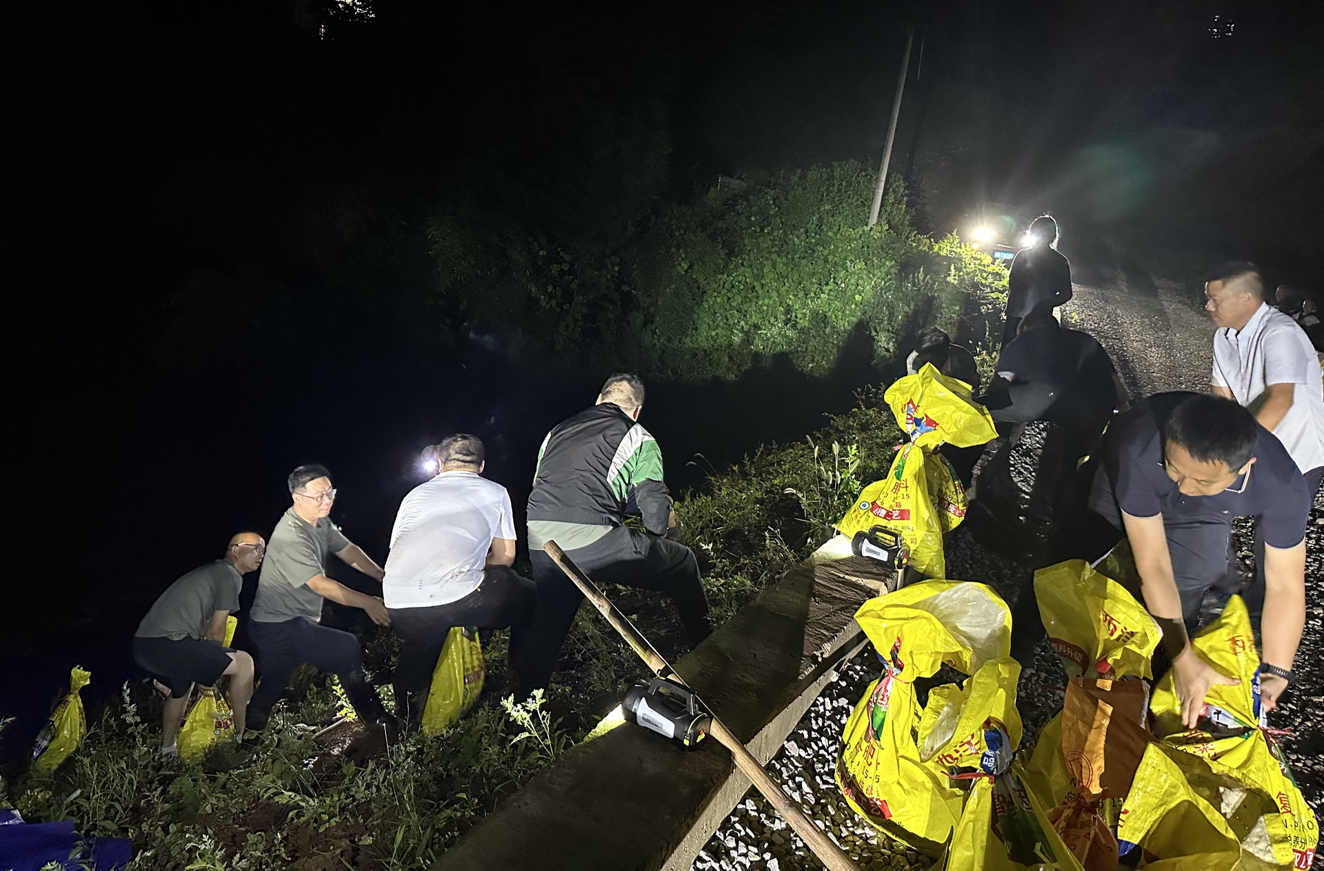 芷江镇干群合力抢护山塘险情