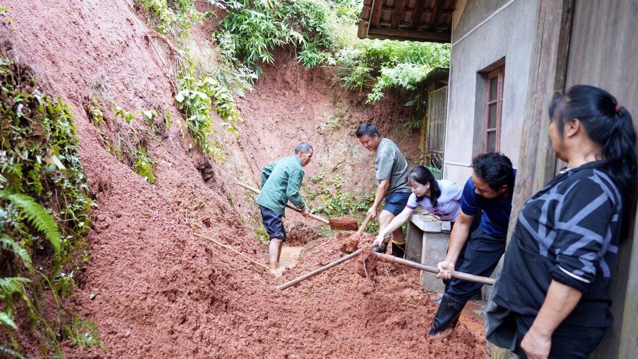 暴雨引发山体塌方 芷江镇麻缨塘村15名群众安全转移