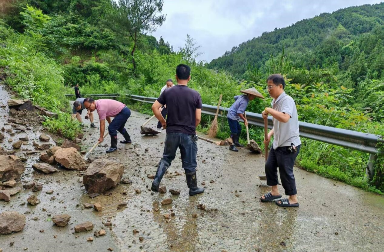 新店坪镇：及时抢修道路塌方 确保交通畅通安全