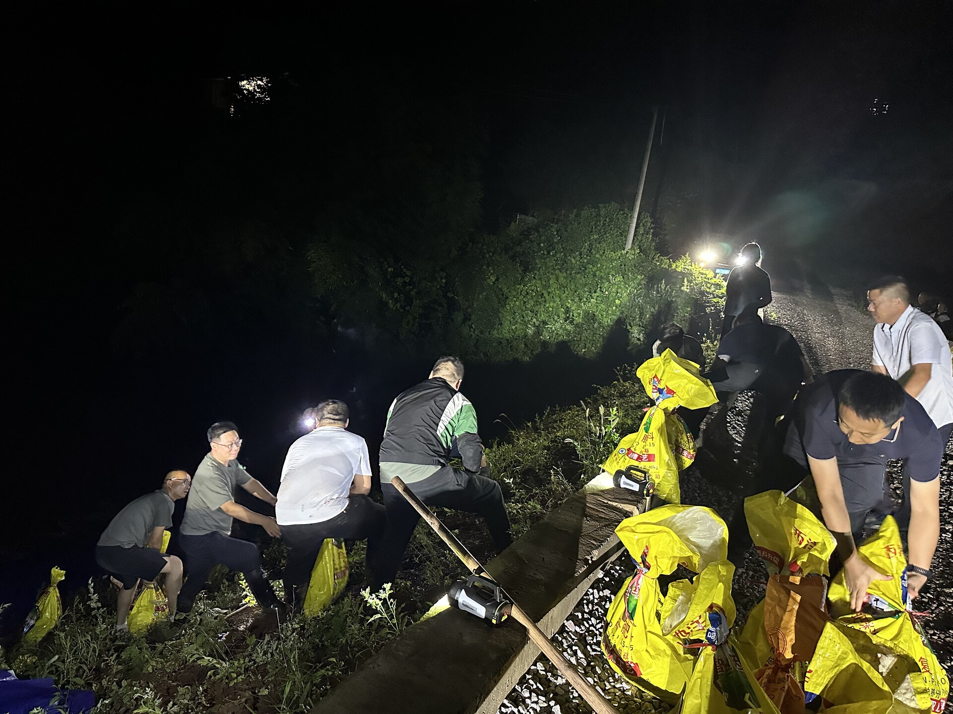 芷江镇：暴雨中的夜抢 护山塘 化险情