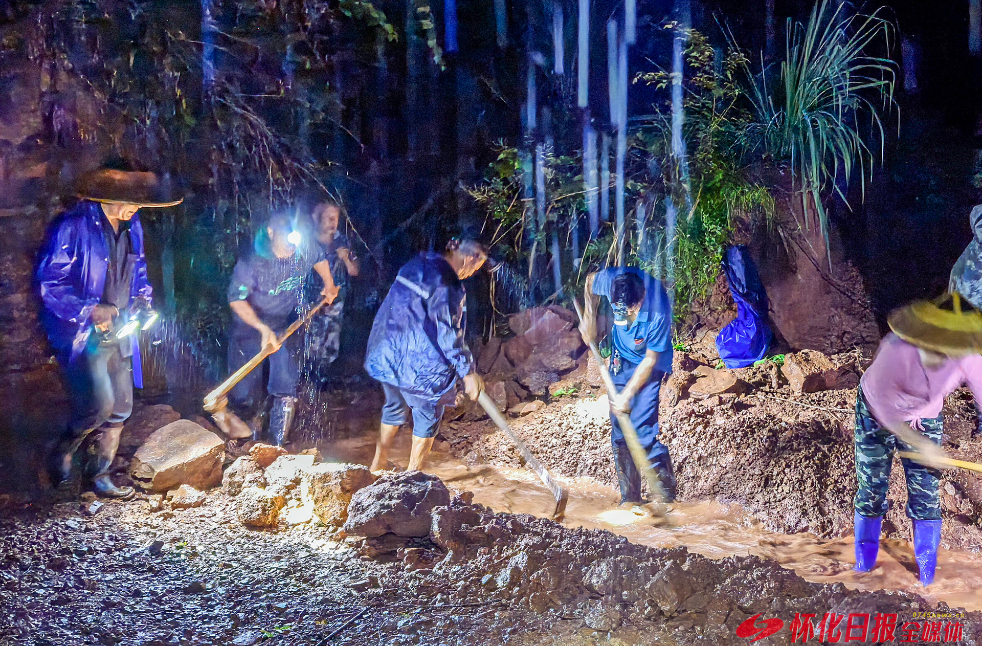众志成城 防汛抗灾 | 风雨无阻志更坚——怀化迎战强降雨一线速写