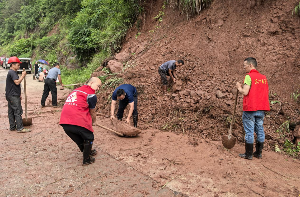 罗卜田乡：迅速清理雨后道路保畅通