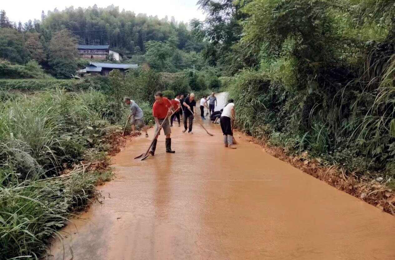 冷水溪乡开展汛后人居环境整治行动