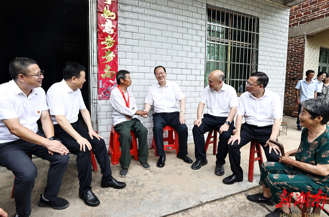毛伟明“七一”前夕走访慰问党员