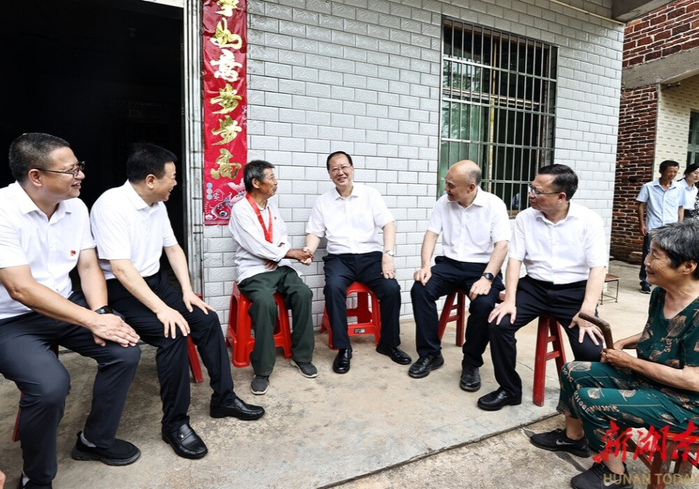 毛伟明“七一”前夕走访慰问党员