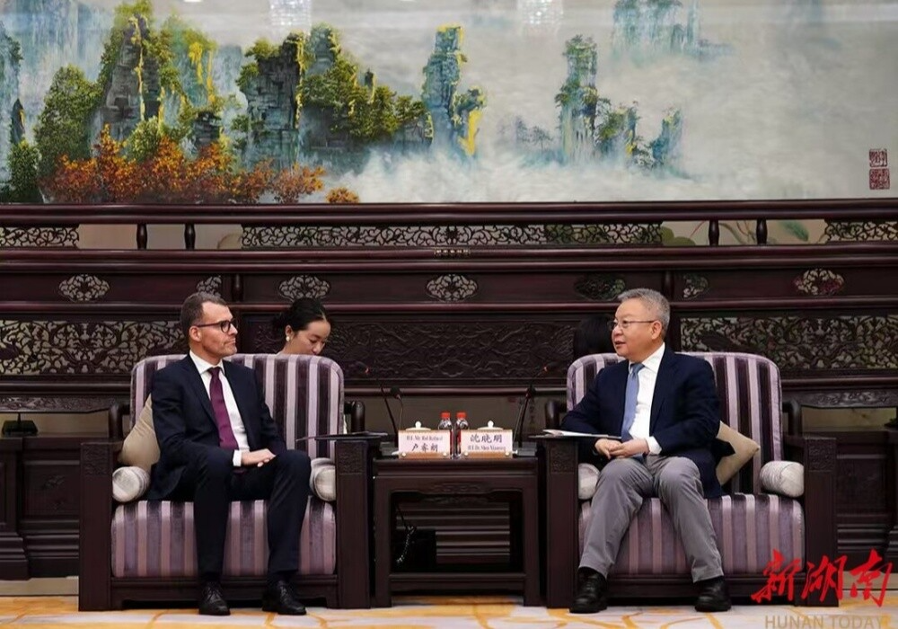 沈晓明会见卢森堡驻华大使卢睿朗一行