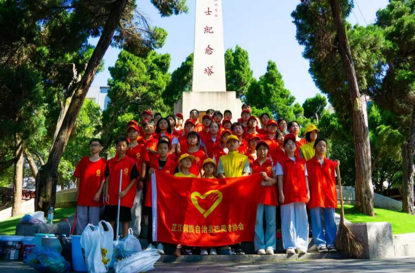 芷江志愿者协会开展烈士陵园清洁志愿服务活动
