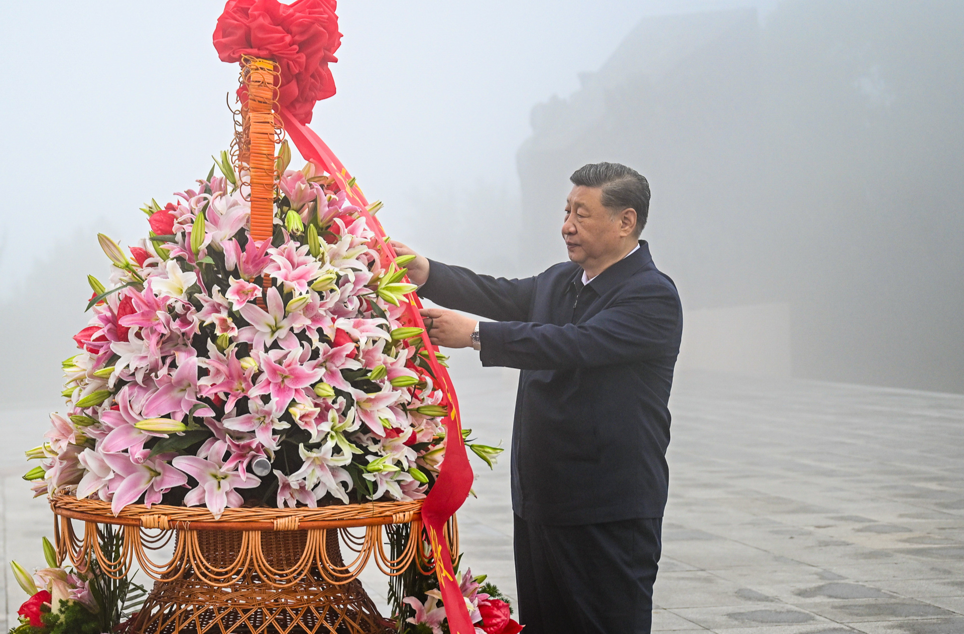 习近平在山西阳泉市向抗战烈士敬献花篮并参观百团大战纪念馆