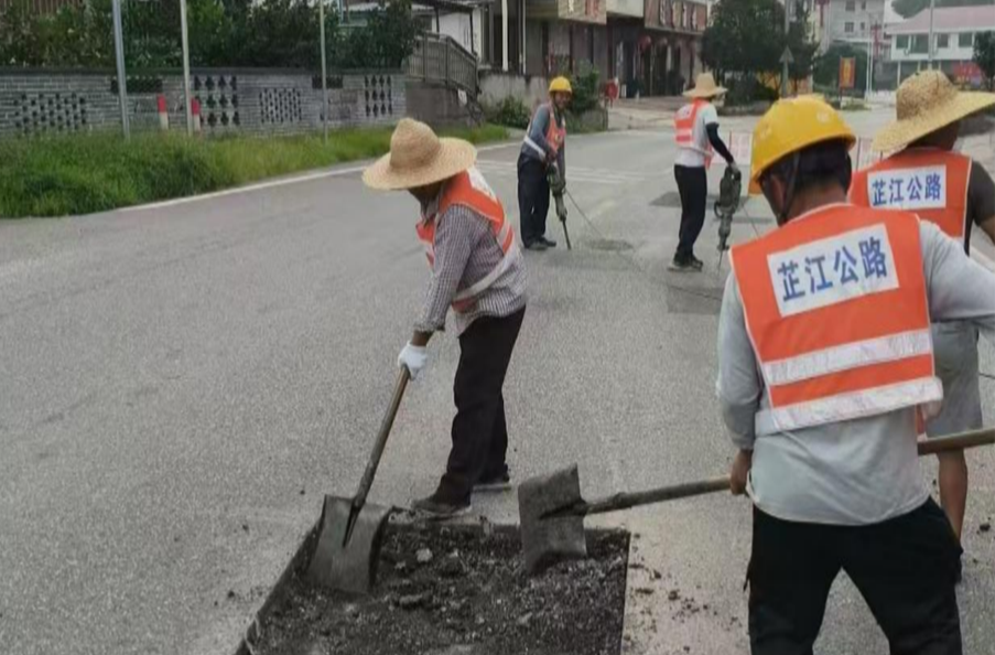 芷江公路养护人员战高温抢修汛期损毁道路