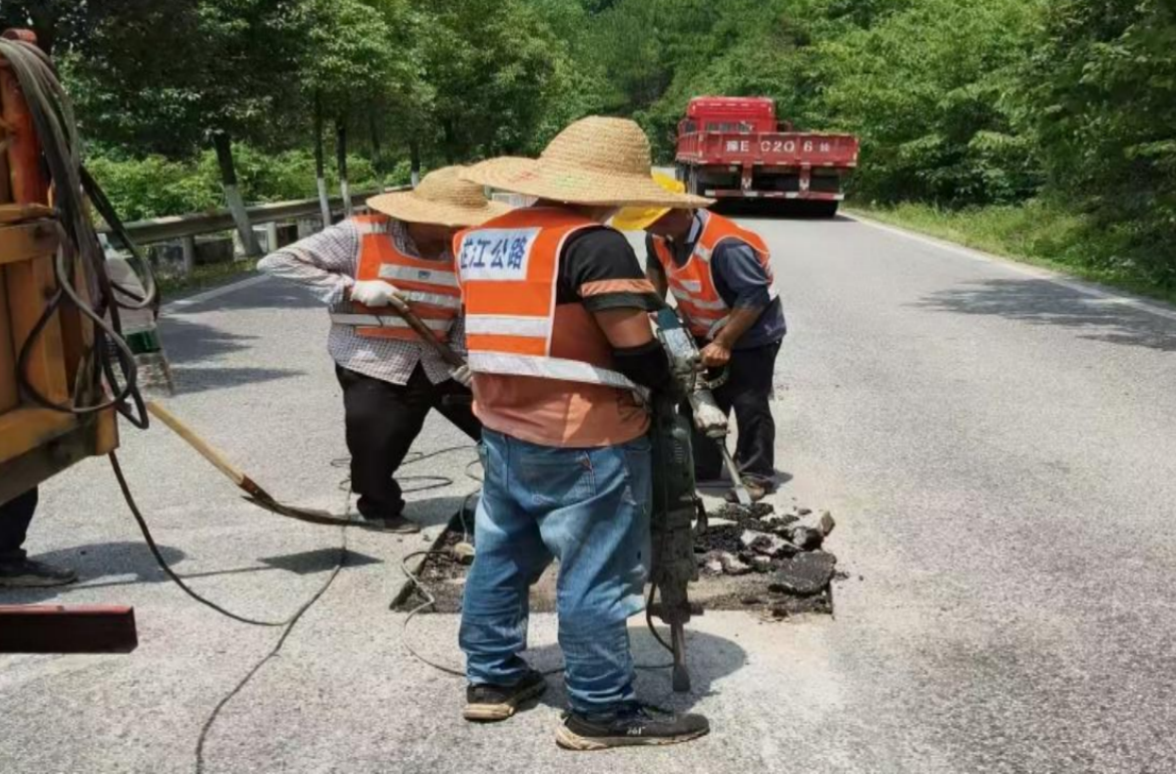 芷江公路养护人员战高温抢修汛期损毁道路