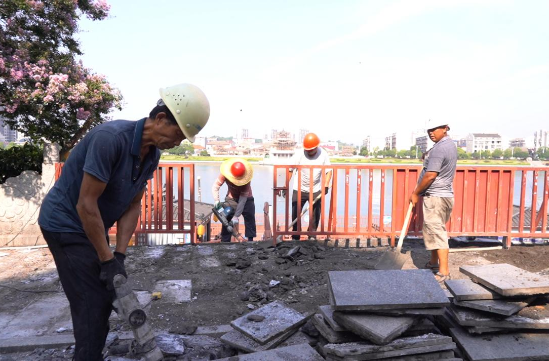 高温下的劳动者丨烈日下的坚守：项目建设工地，建设者挥汗如雨保进度