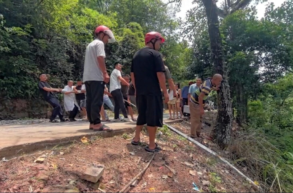 禾梨坳乡干群合力成功救援坠坡老人
