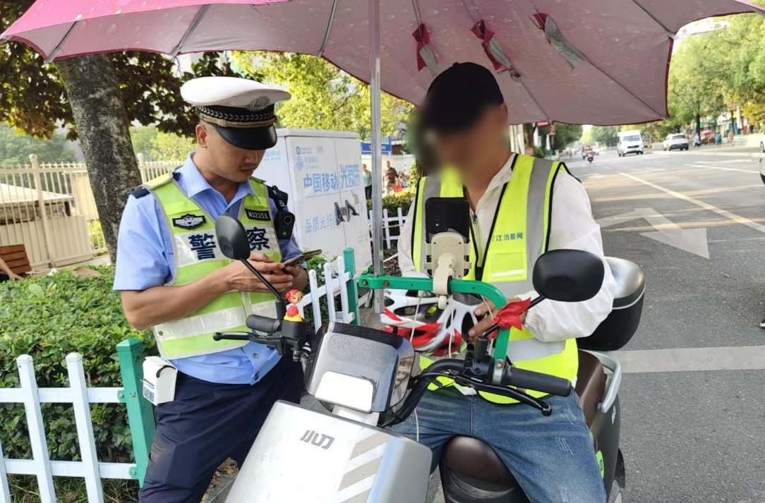 芷江交警开展头盔专项整治行动 守护夏季交通安全
