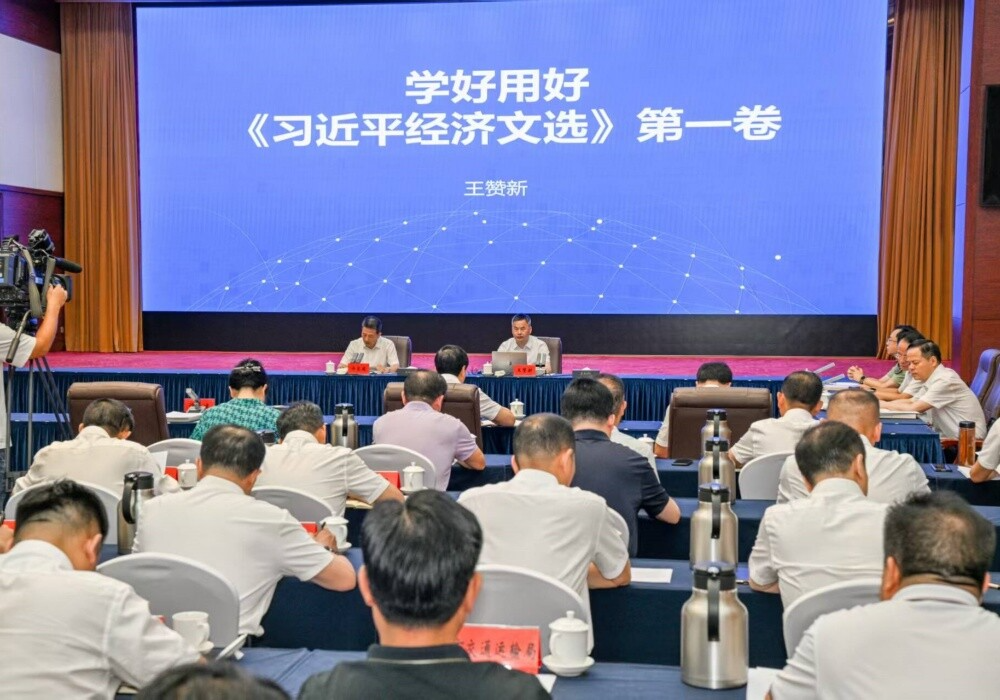 许忠建主持市委理论学习中心组集体学习