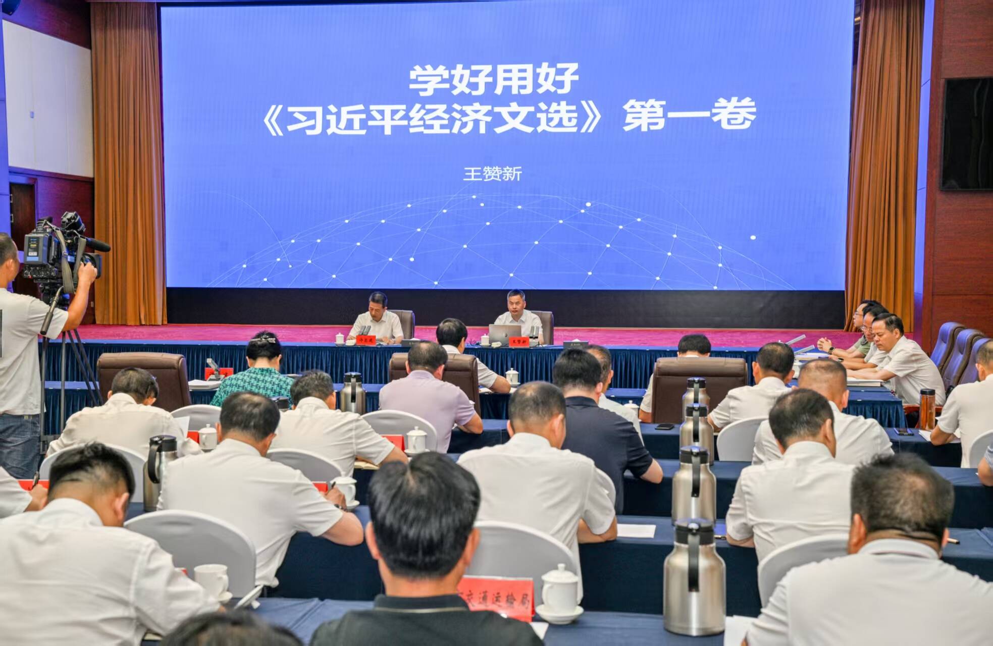許忠建主持市委理論學(xué)習(xí)中心組集體學(xué)習(xí)