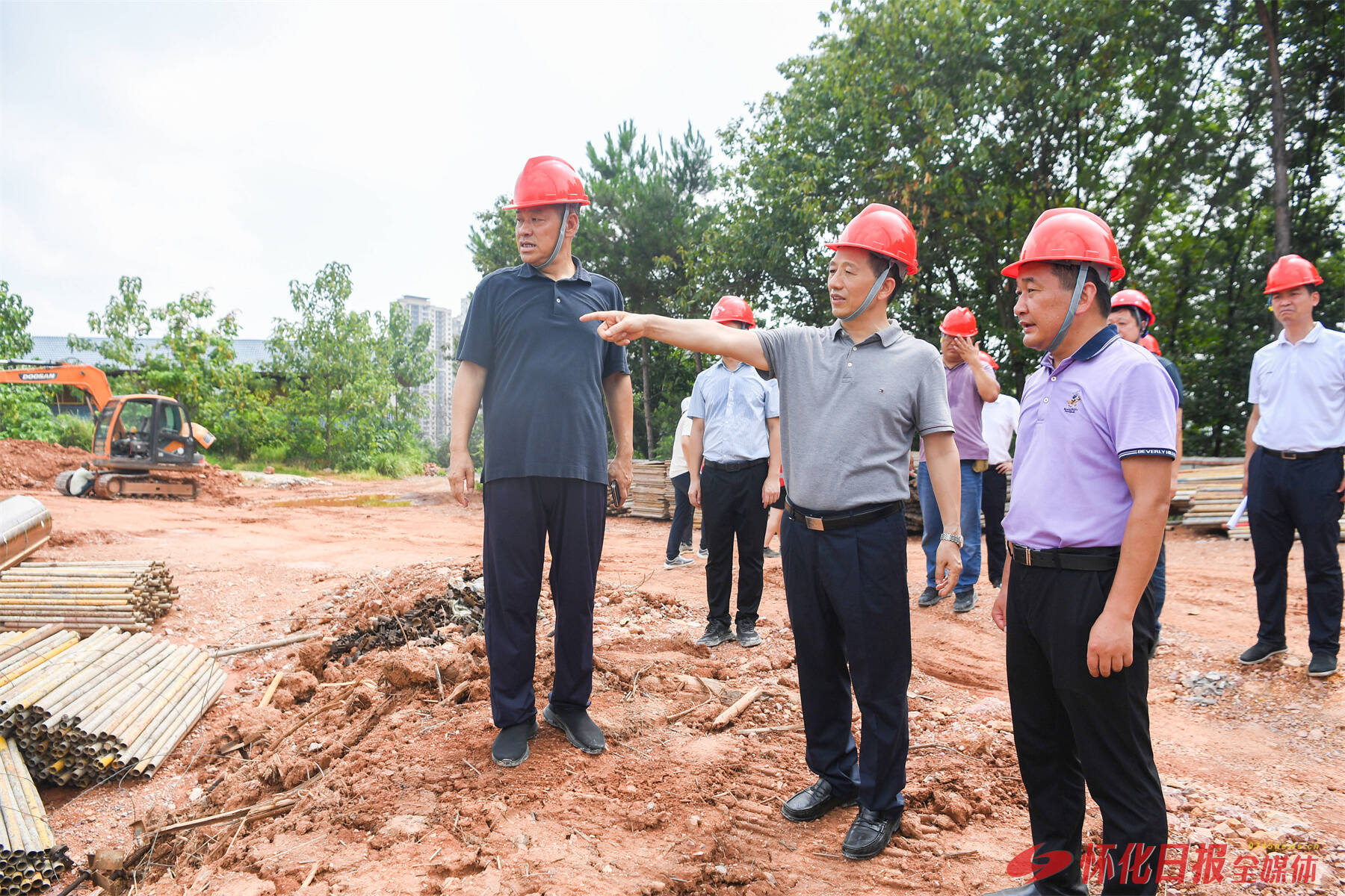 许忠建在主城区调研督导重点文旅项目和城市品质提升项目建设，看望慰问一线施工人员