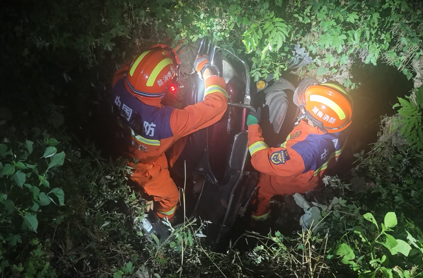 芷江消防：火速救援跌落深沟受伤群众
