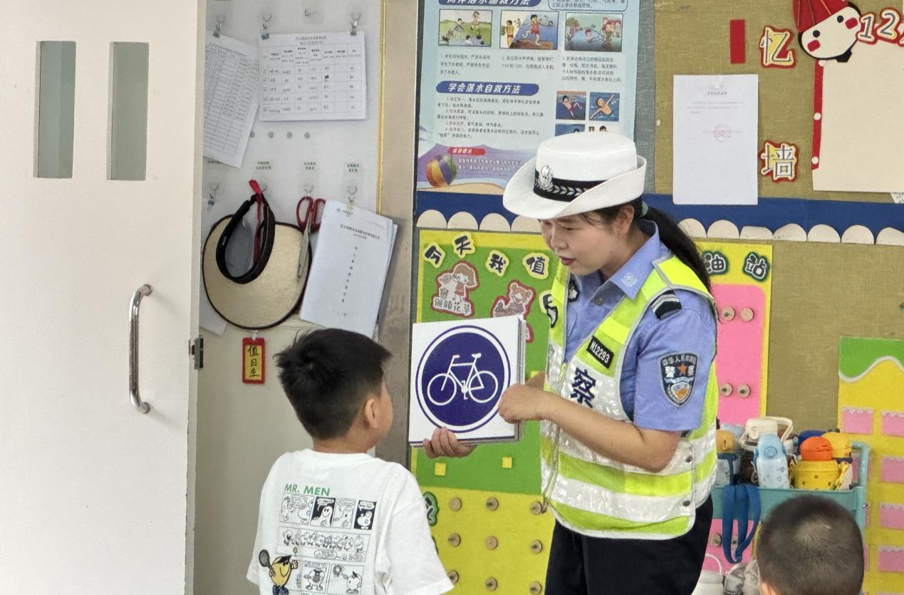 交通安全“童”行  芷江交警守护萌娃七彩假期