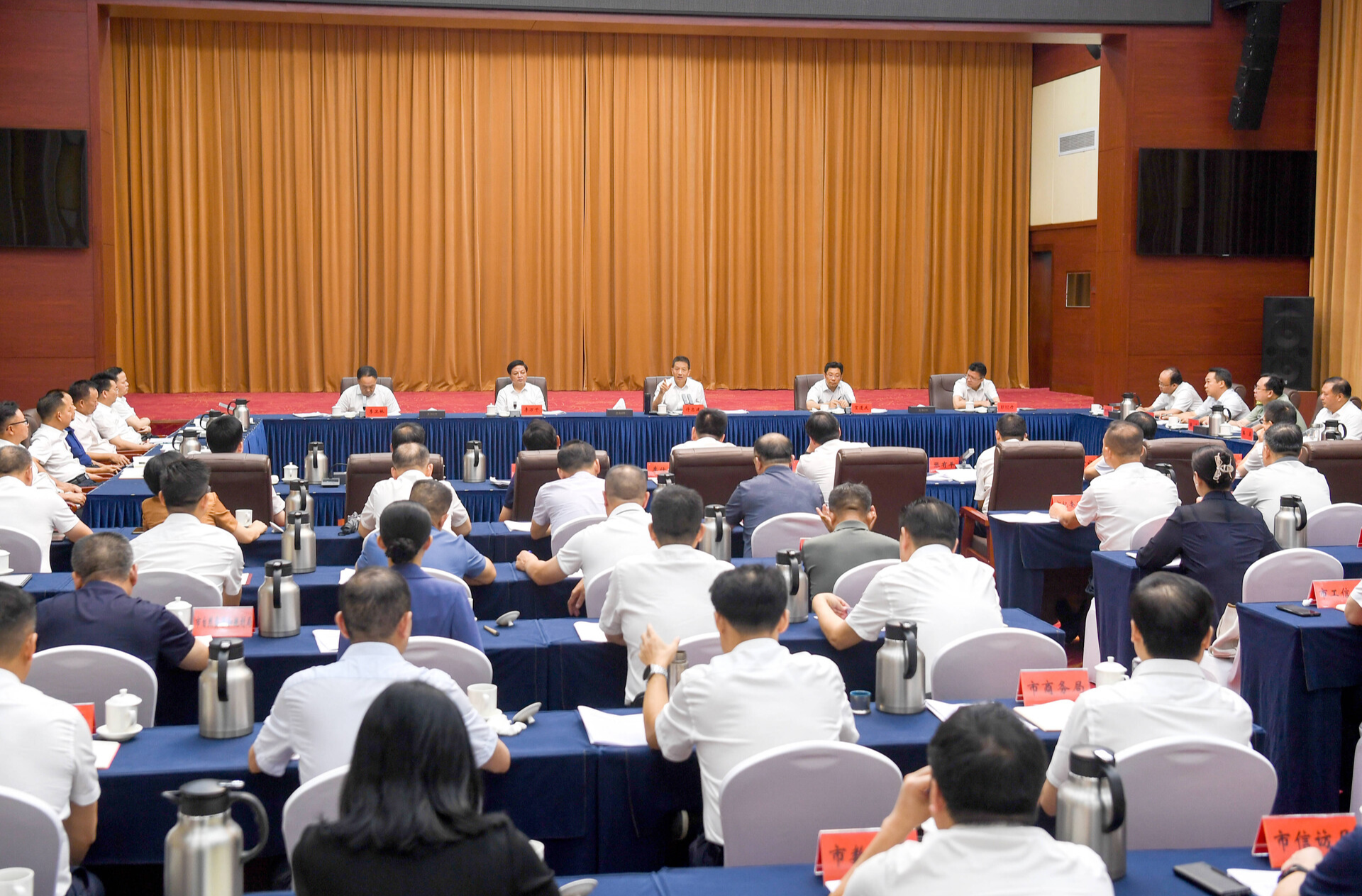 许忠建主持召开市委常委会（扩大）会议暨市委理论学习中心组集体学习