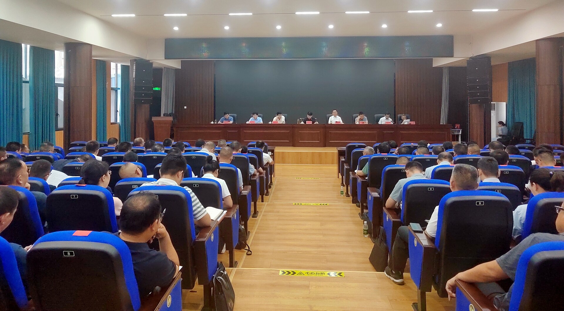 梁志平主持召开县委常委会（扩大）会议暨县委理论学习中心组2025年第八次集体学习