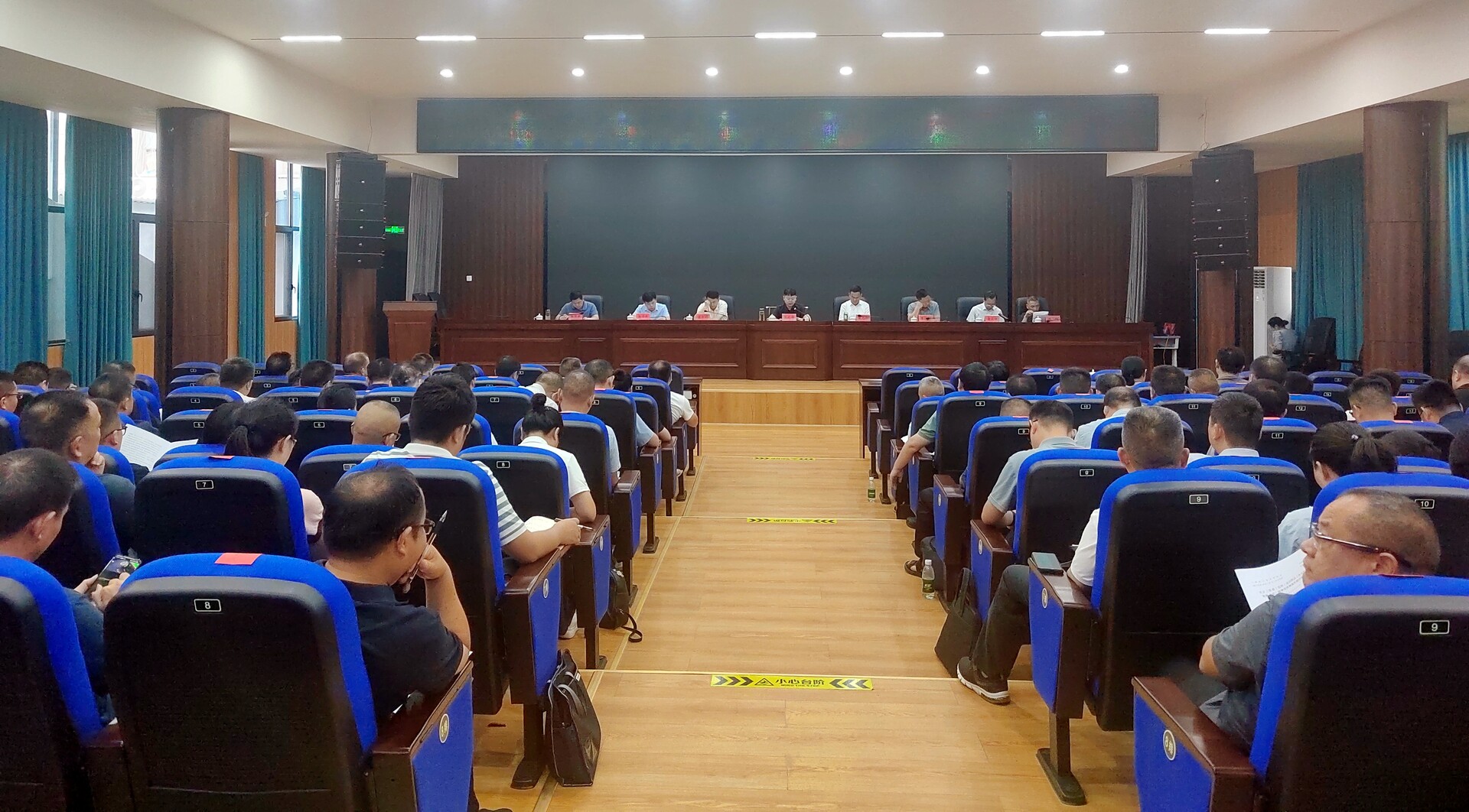 梁志平主持召开县委常委会（扩大）会议暨县委理论学习中心组2025年第八次集体学习
